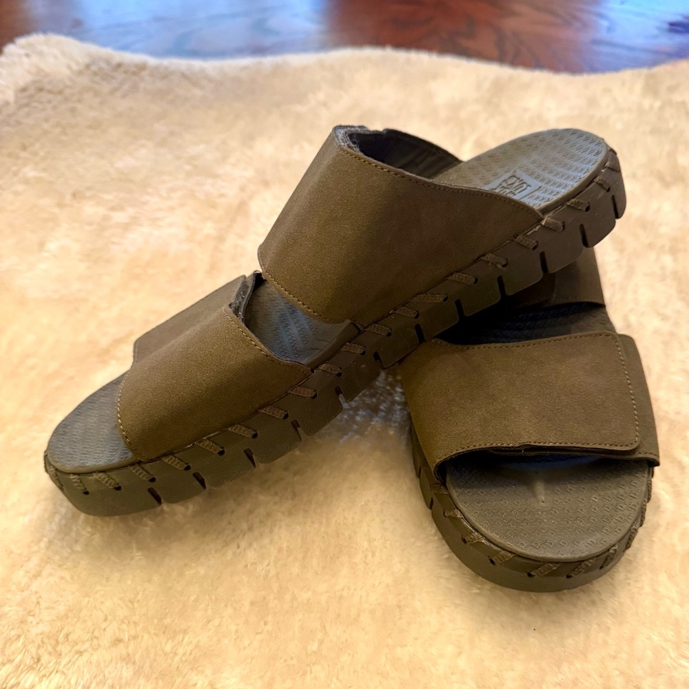 Stylish Olive Grey green Slide Sandals MukLuks suede 7.5
